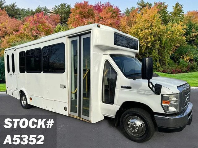 2013 Ford E-450 Cutaway Shuttle Bus w/Wheelchair Lift
